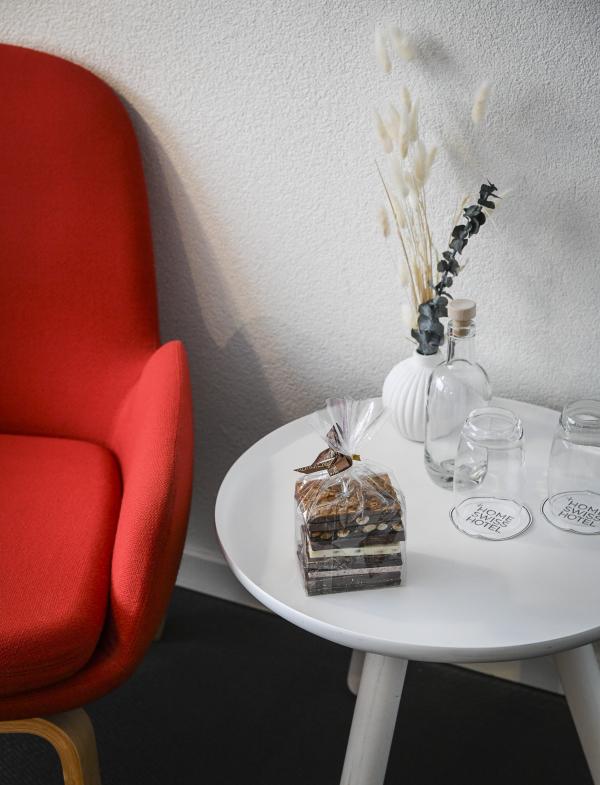 Chocolats et fauteuil rouge